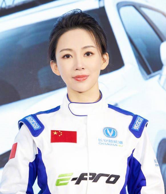 九球天后潘晓婷身价8亿,38岁颜值身材如此时尚,却至今无人敢娶_台球