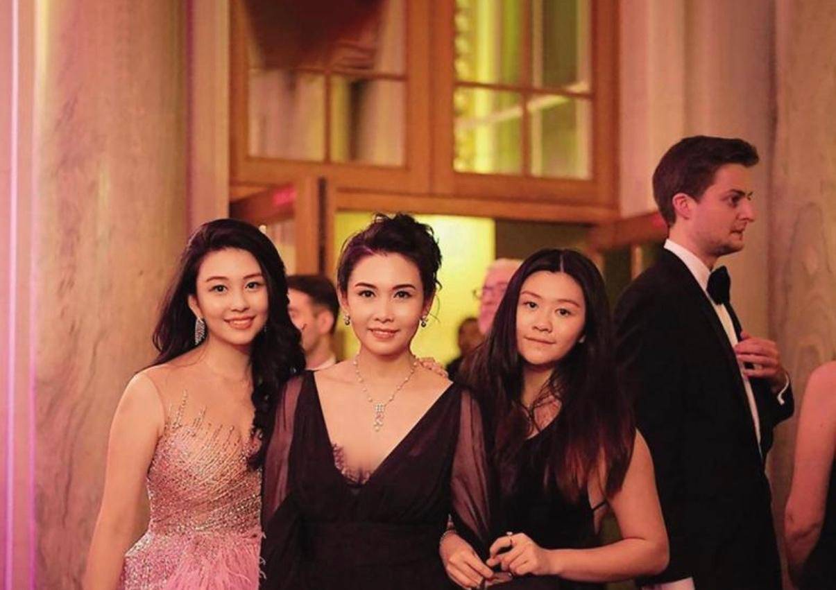 不愧是最美"星二代",邱淑贞女儿晒素颜照,气质出众五官精致_ayla_网友