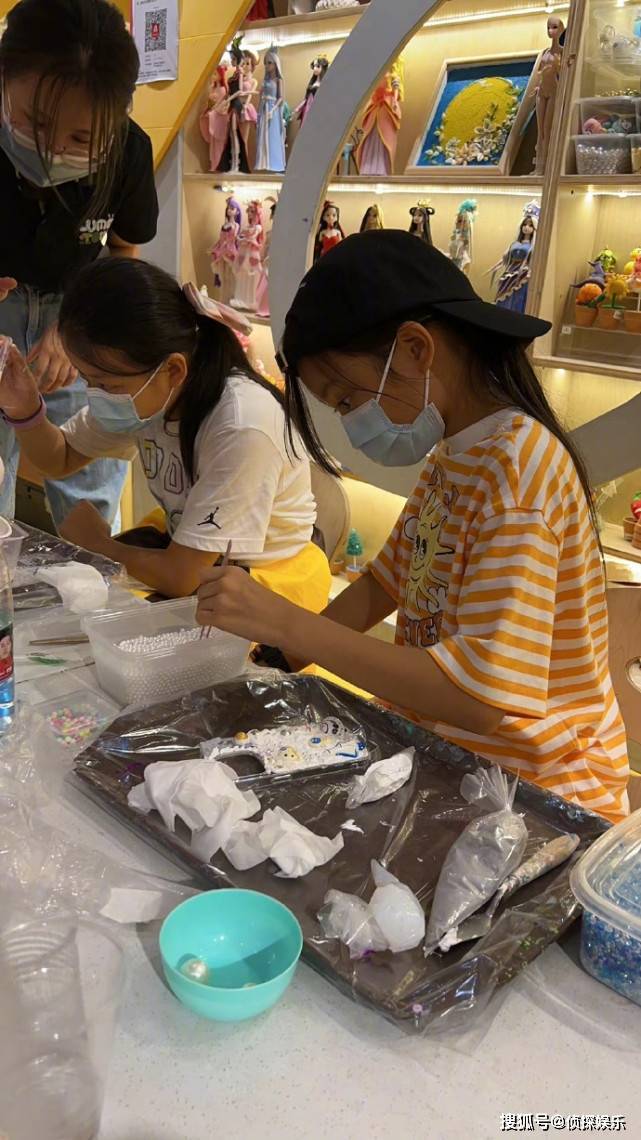 贾乃亮晒父女合照为女儿庆生，10岁甜馨搂着爸爸撒娇，越长越标致