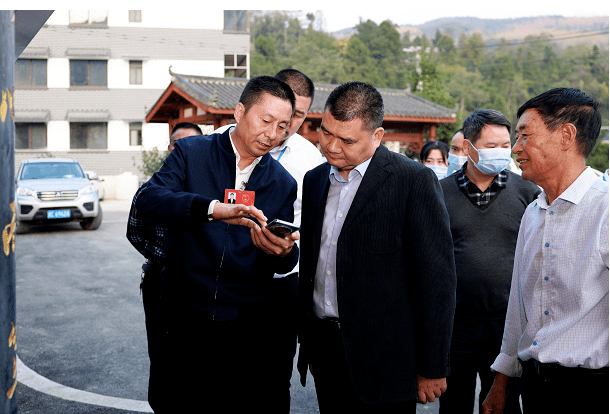 来到蒲场镇大溪村,王宏实地了解了乡村建设,乡村治理,森林防火等工作