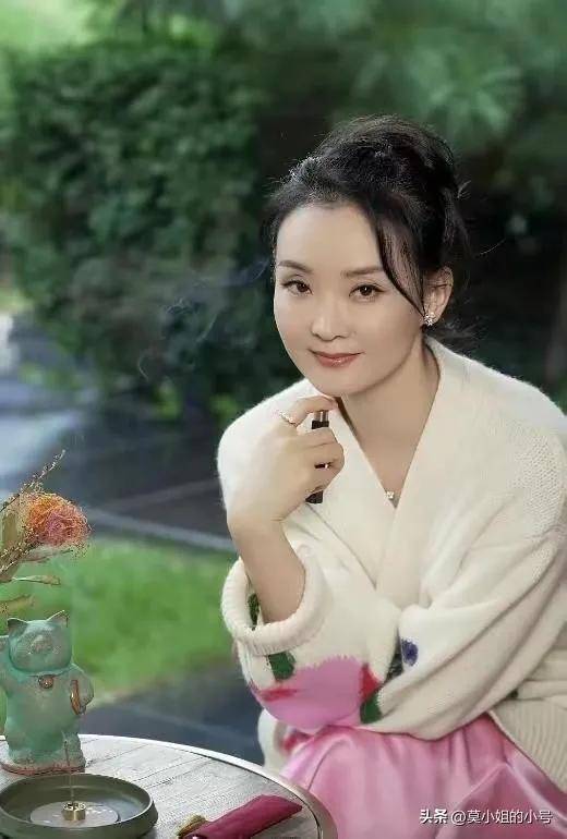 她曾跪在赵敏芬老师饰演的老佛爷面前时,她泣不成声地表示道:"都怪我