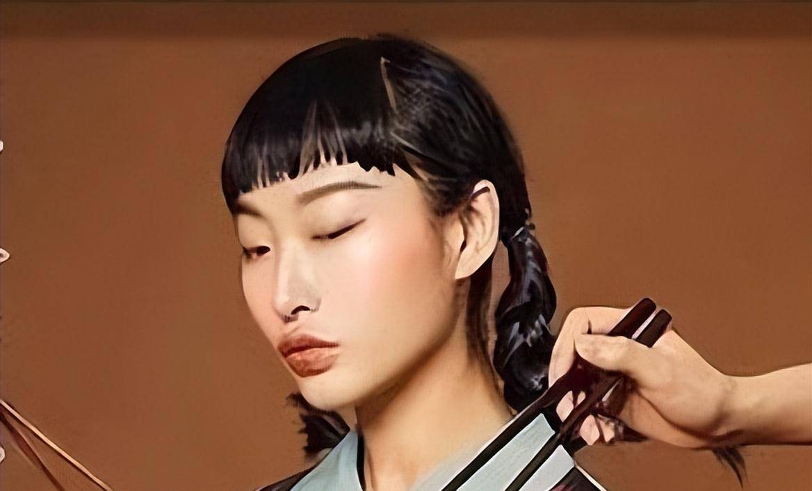 讽刺!清华美院:毕业展亮相眯眯眼 国外:丹凤眼华裔女星登上硬币