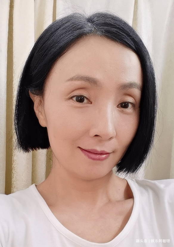 46岁陶虹晒短发自拍照!