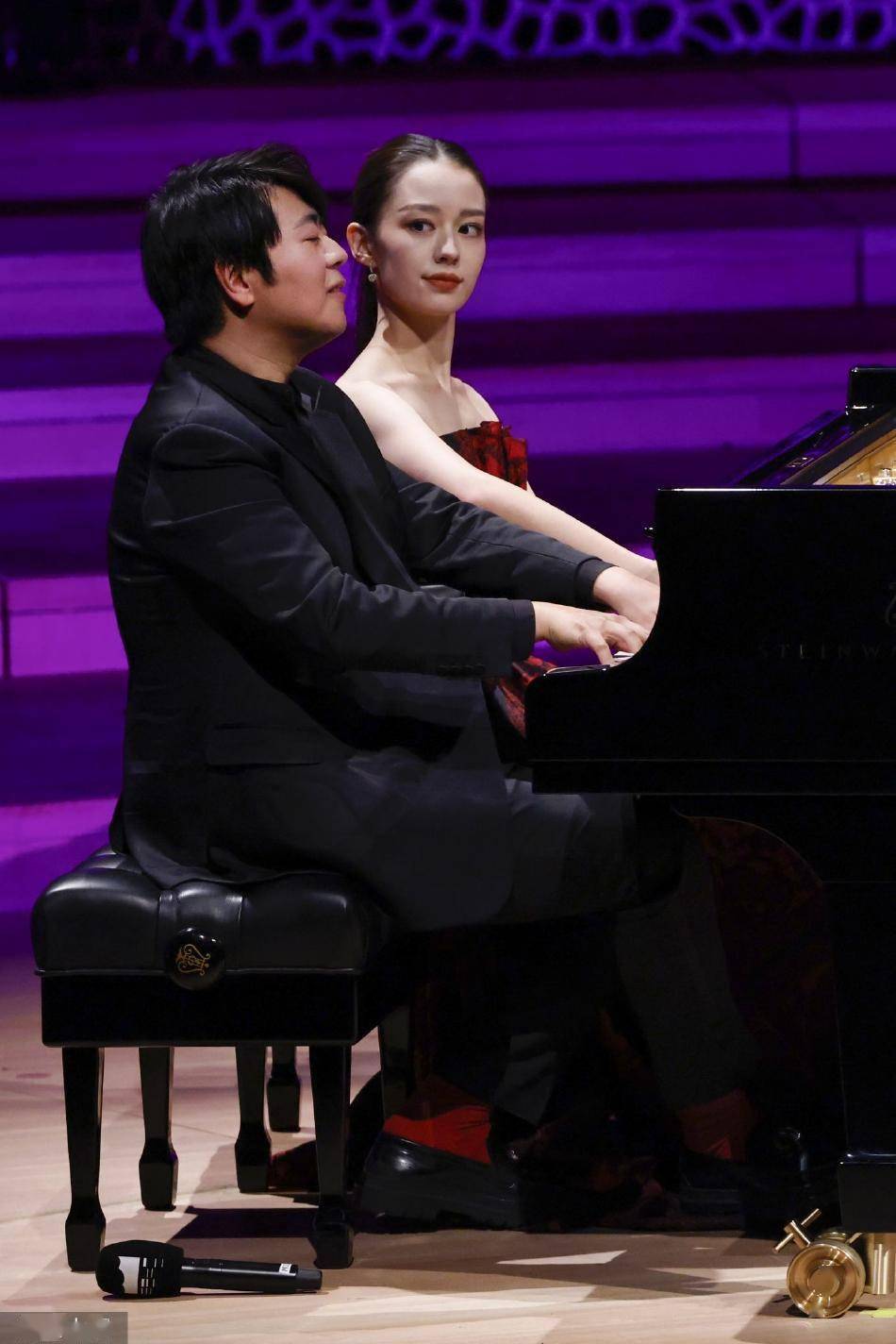 郎朗吉娜出席德国音乐会,一起合奏钢琴曲,夫妻太默契
