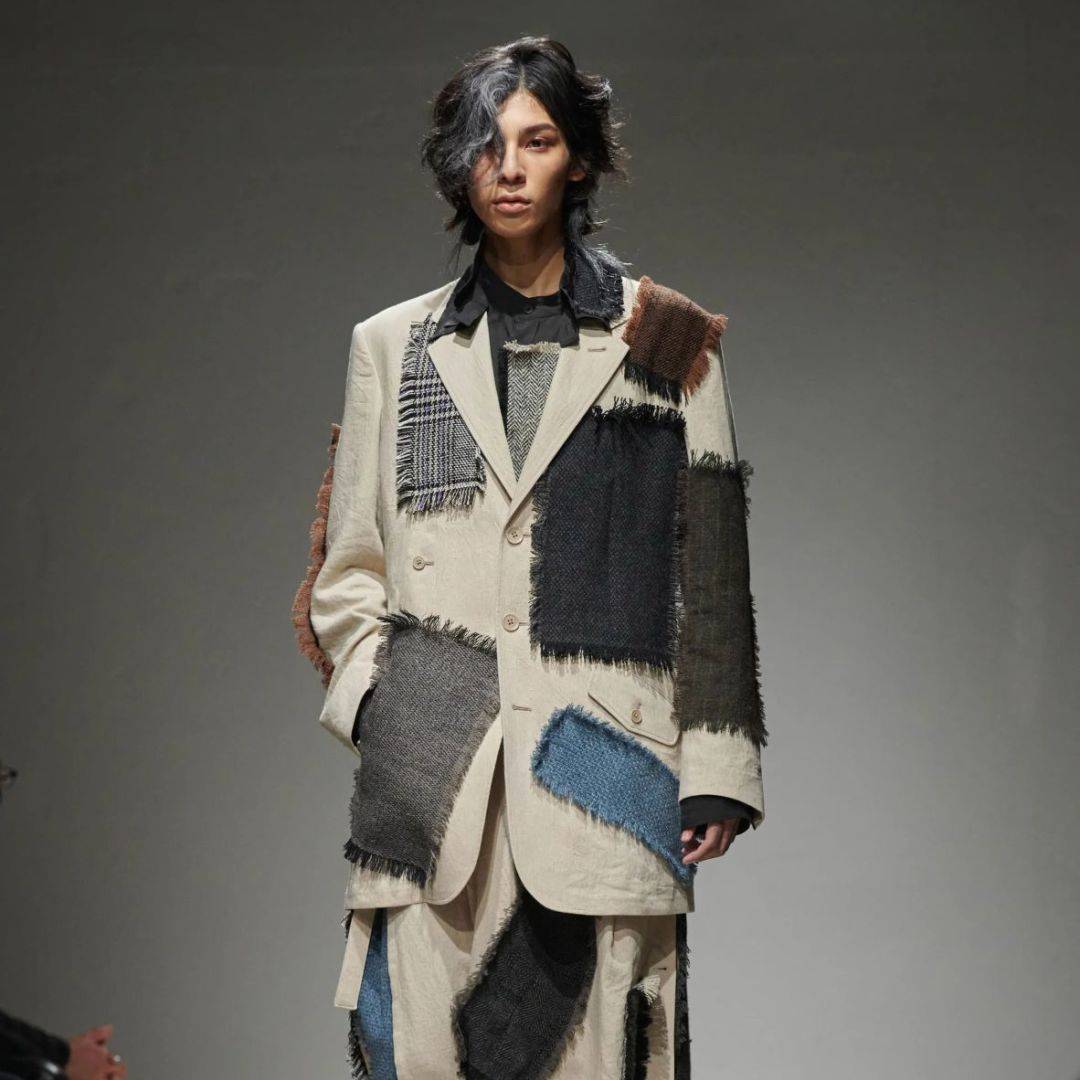 影帝梁朝伟现身集结多位男星走秀的山本耀司Yohji Yamamoto 2023春夏男装秀_日本_黑色_造型
