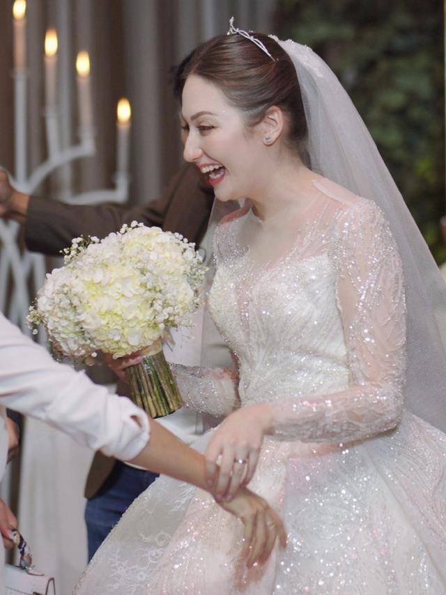 欧阳娜娜教父tae晒婚礼现场照片,标题是泰国林志颖,老婆颜值超高