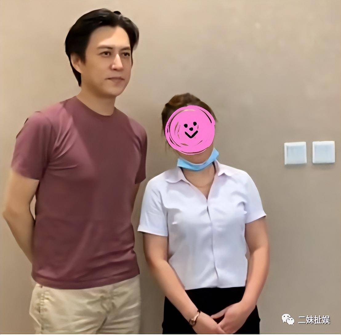 45岁靳东和女粉握手热聊,穿千元衣肌肉明显,与服务员合照没架子_金东