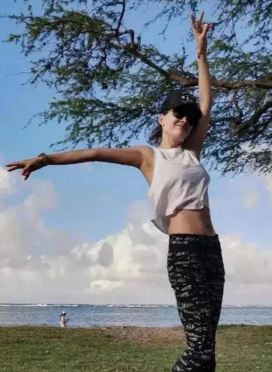 46岁牛莉晒健身照,上身时尚下装紧致,这曲线谁人招架得住?