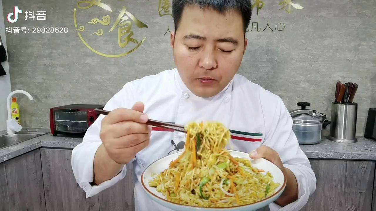 做炒方便面时别光会焯水,大厨教你一招,干爽筋道根根分明不成坨_大厨