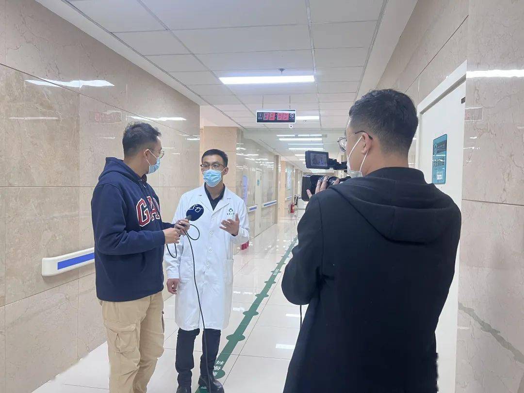 黑龙江省第二医院急诊科副主任刘旭东接受黑龙江省广播电视台记者采访