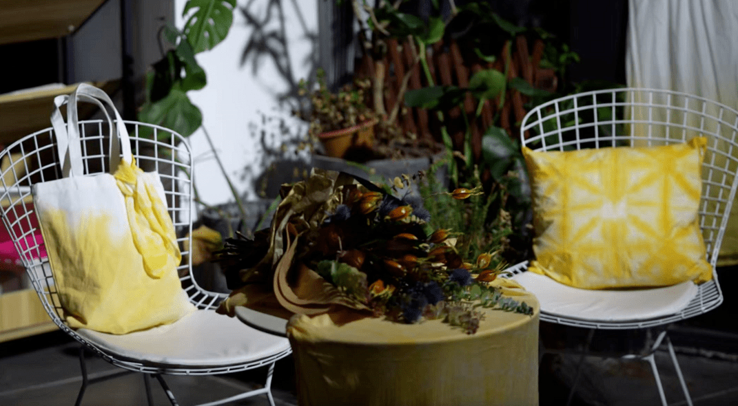 栀子果扎染一条小方巾,丰富秋季穿搭(附教学视频)_染色_染料_进行