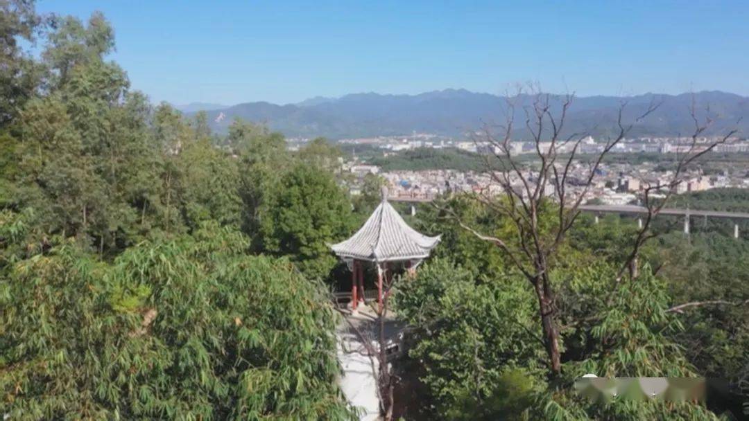 牛岭山公园位于揭东主城区北区曲埔路北侧,属于黄岐山支脉,最高点海拔