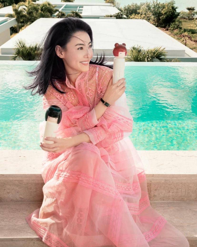 39岁小林青霞打扮好清纯!