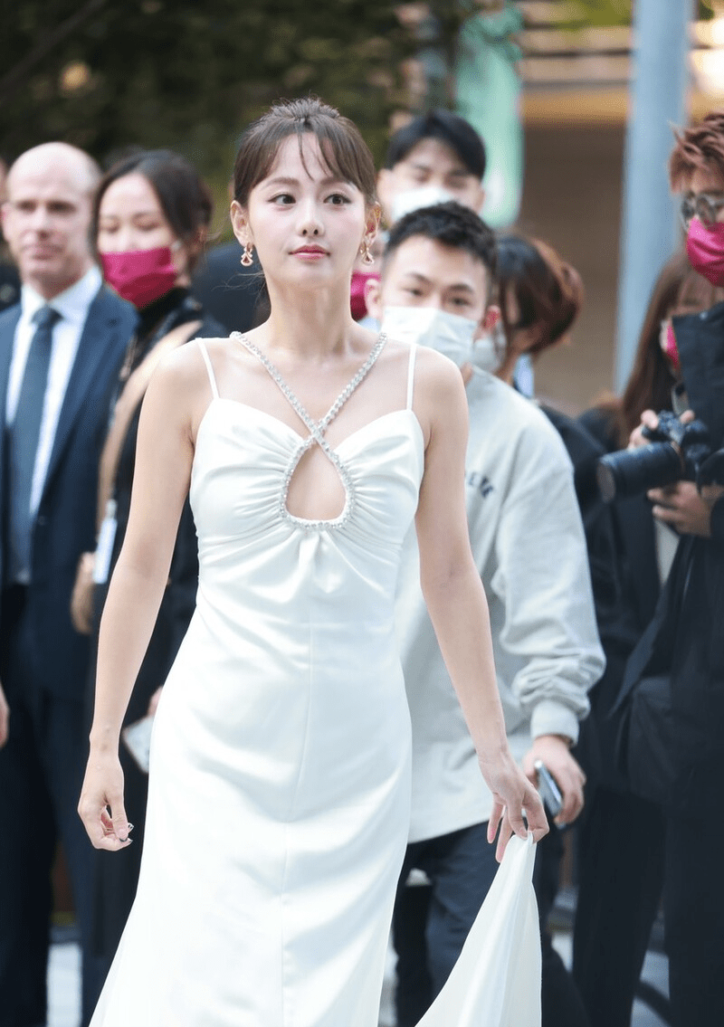 张嘉倪惊艳亮相!一袭镂空吊带裙女神范十足,吸睛无数_图片_白色_裙子