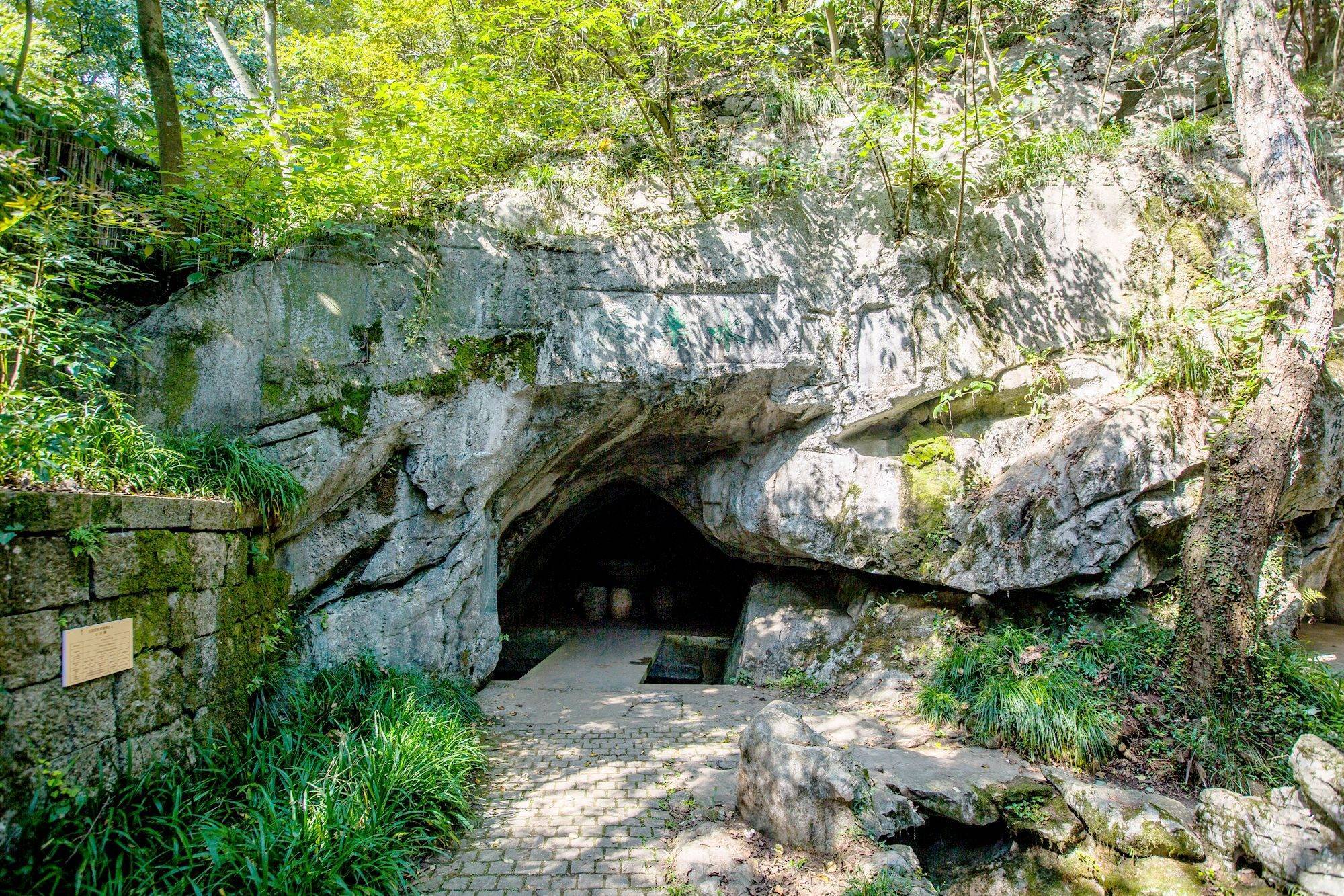 杭州满觉陇有一处水乐洞,奇石嶙峋,免门票,深受户外爱好者喜爱_石刻