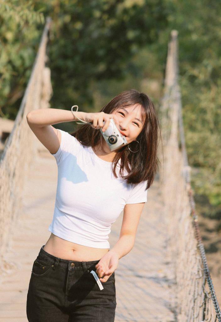 李菲儿晒度假写真 穿白色紧身短t出镜_腹肌_度假_白色