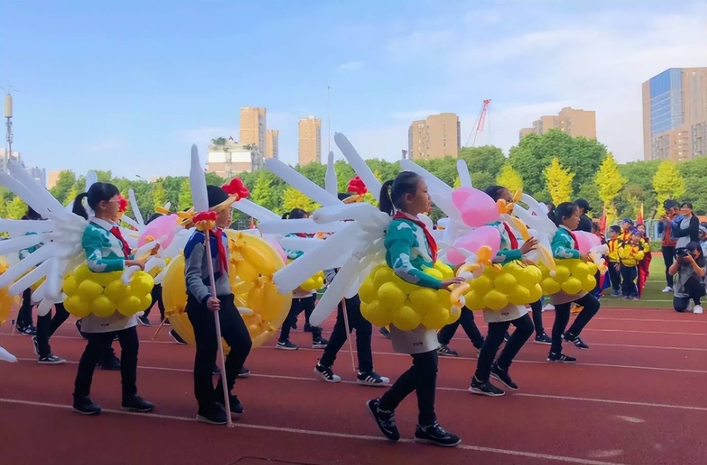 小学生体育节,一年级小朋友宇航员方阵萌翻众人,却引起不小争议_家长
