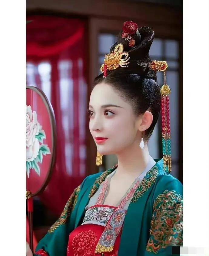 女明星绿色婚服古装造型大赏,颖宝可爱,周也俏皮,露思甜度超标_场面