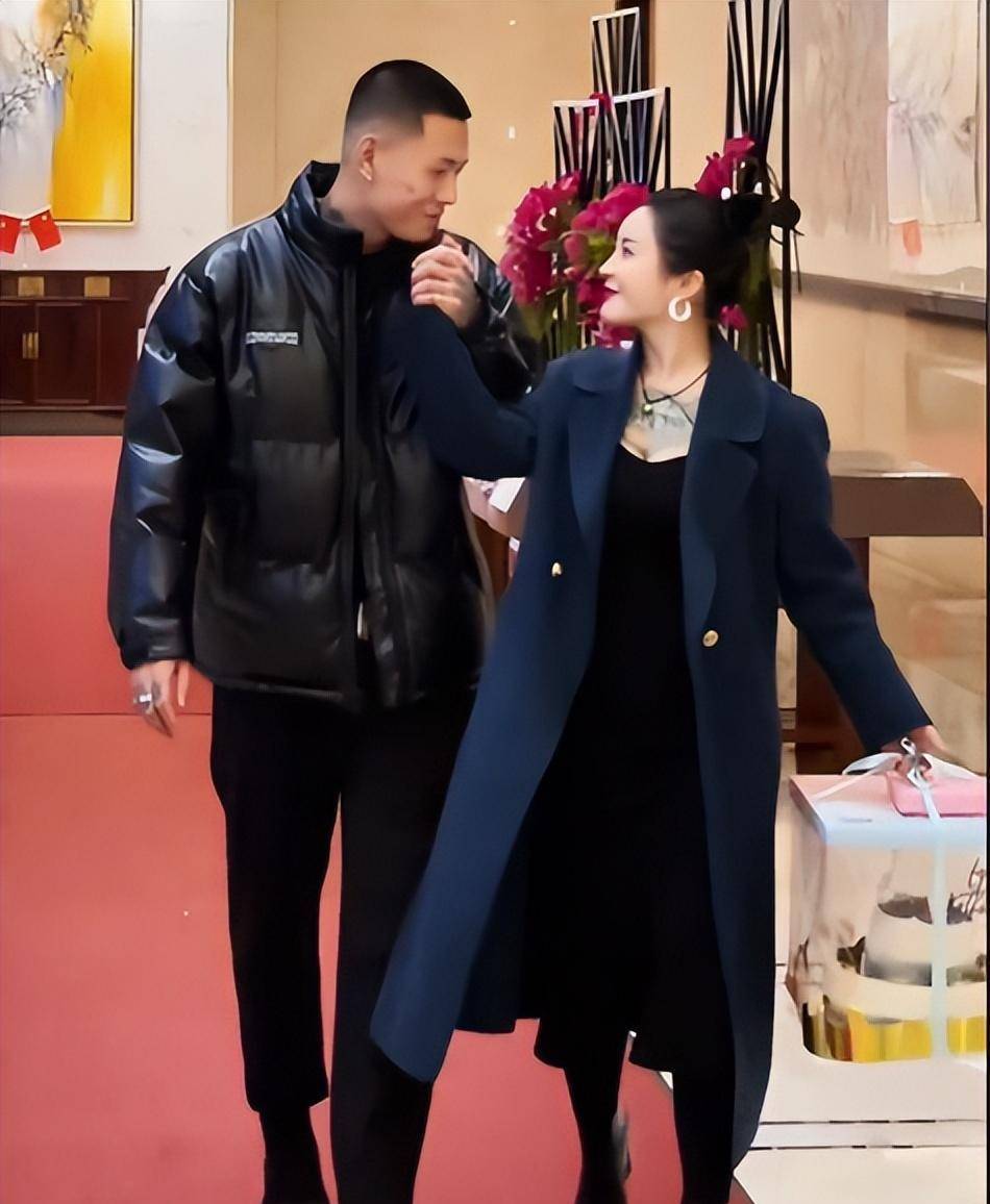 23岁小伙对患癌女友不离不弃,花光积蓄治病,爱情感动上百万网友_媳妇