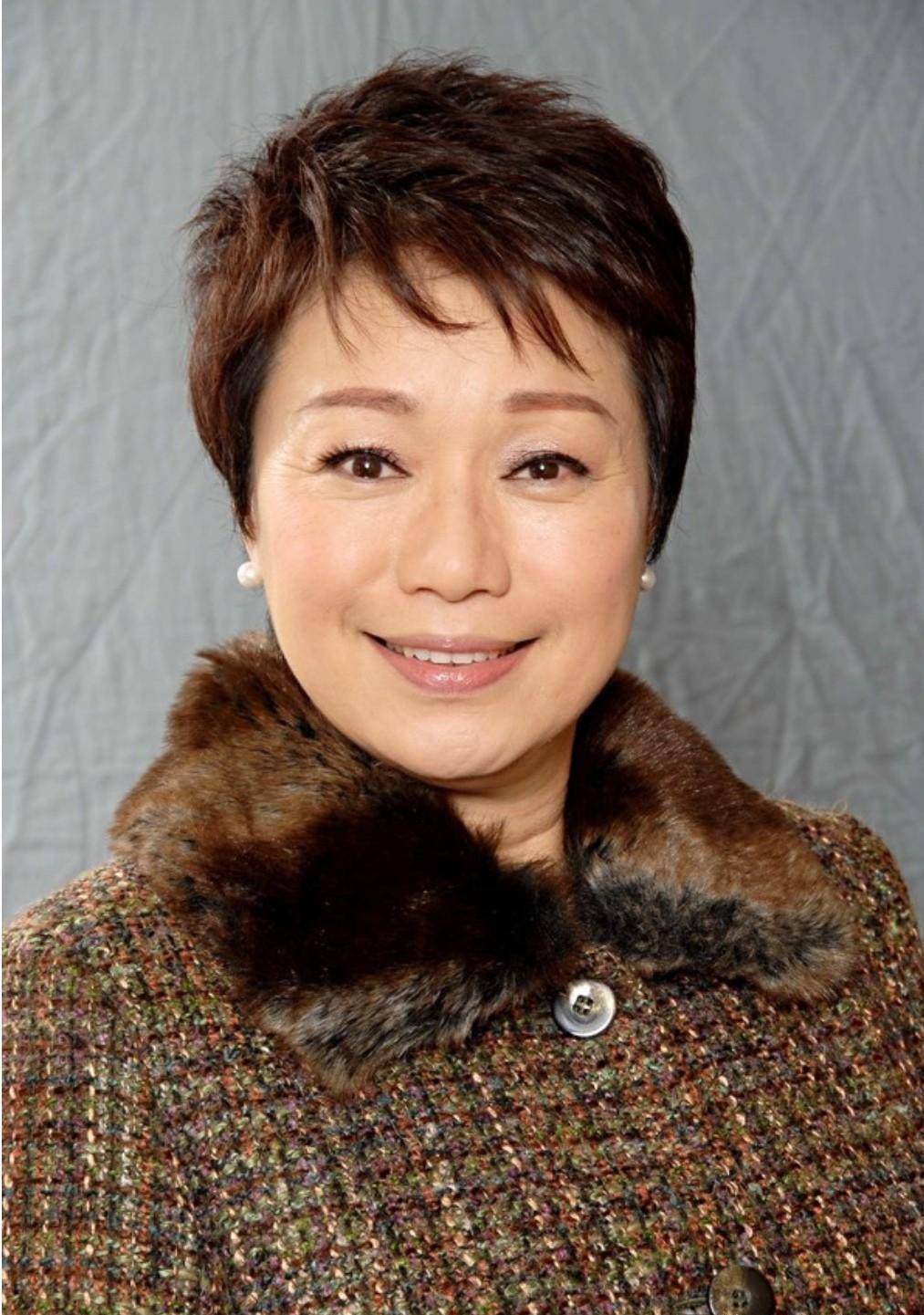 因为经常在剧集中扮演三姑六婆,中年妇女,被封为tvb的"御用妈妈",1983