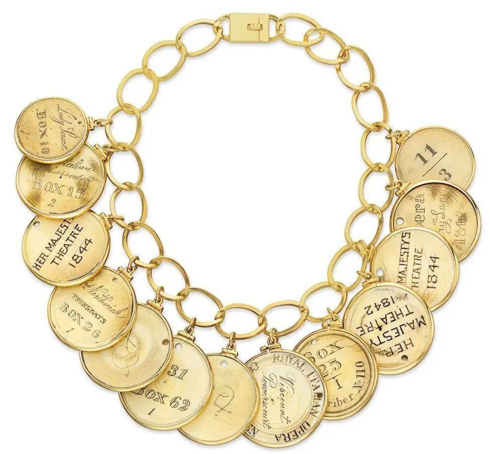 不但自带"神秘力量"还能时髦到没朋友_charm_手链_女王