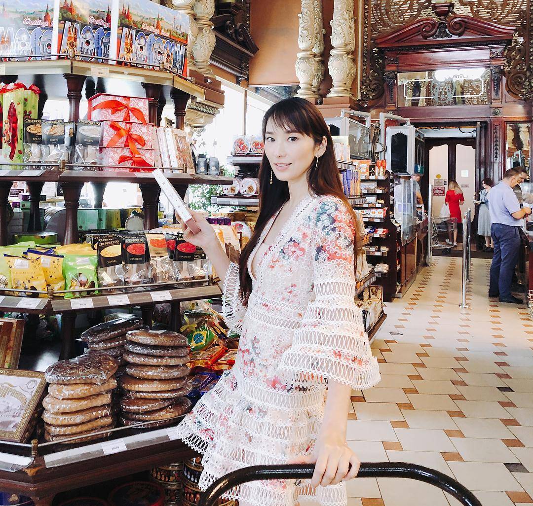 她才是人间芭比?九头身美女吴佩慈,私服穿搭温柔得不像话!