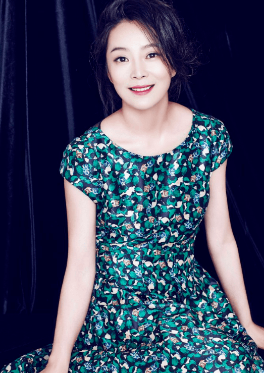 罗嘉良老婆晒照,对镜洗头不在意素颜皮肤美,老公不在家独享生活_苏岩