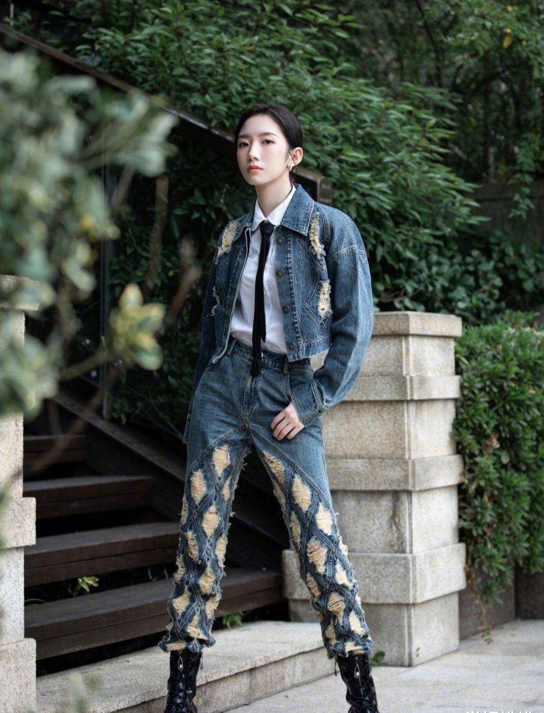 孟美岐单飞后还是"大哥",渔网牛仔裤穿上身,雅痞又带感_女孩_套装