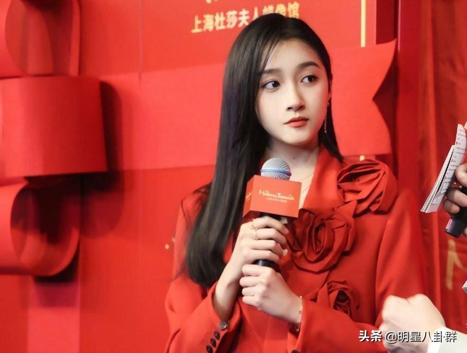 关晓彤看到蜡像捂嘴笑,堪称蜡像比自己精致_动作_本人_时候