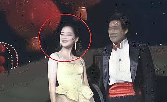 1994年舞台,朱时茂大变活人,作为道具的女孩,如今已大红大紫