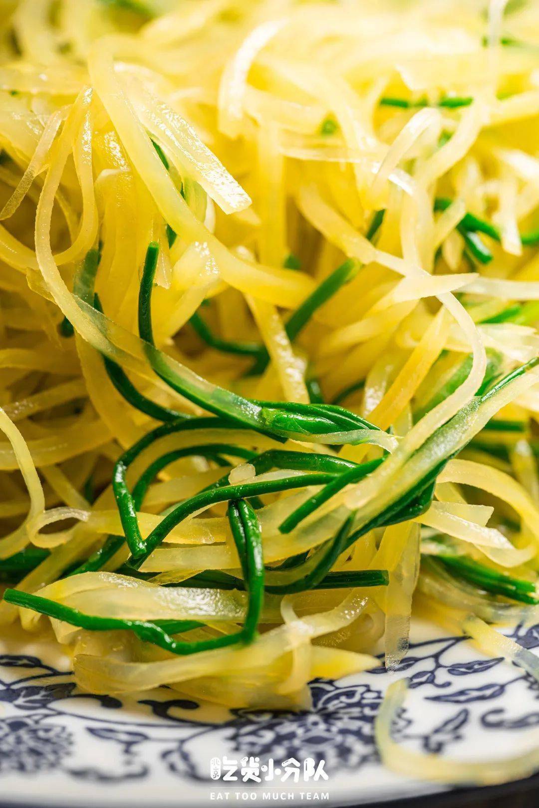 店里有一款神秘凉菜【沙葱拌土豆丝】,菜单上没有,要单独向店员询问