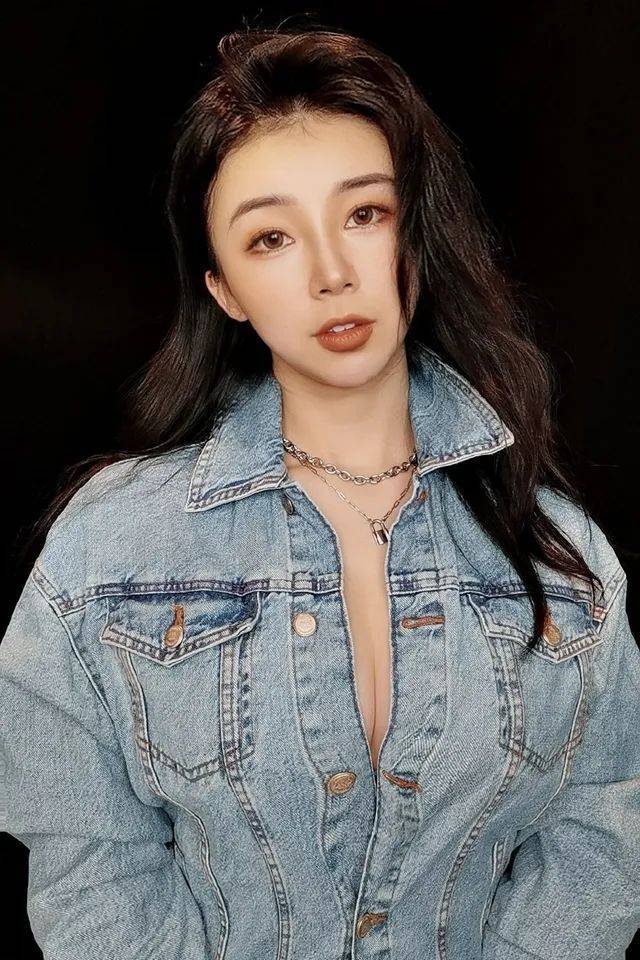 nba第一美女记者晒照,牛仔裤 白上衣,韵味十足,魅力挡不住_张曼源