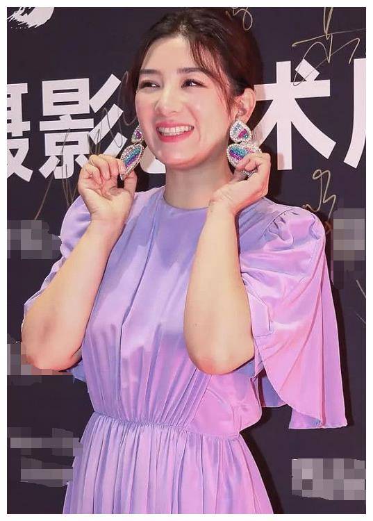 黄奕脱离微胖界后,颜值重回巅峰,一袭紫裙41岁活脱脱嫩成21岁!