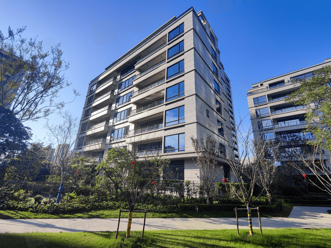 2万/㎡的洋房外立面也用了真石漆:天玺主,次出入口实拍图小区大门