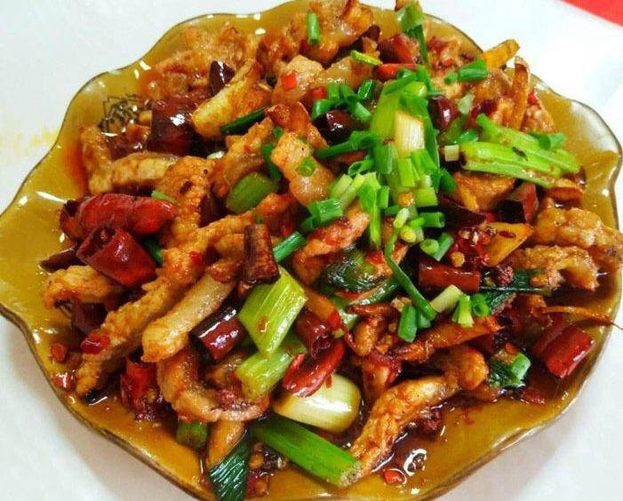 生粉半茶匙,甜面酱1茶匙,糍粑辣1茶匙,食用油适量做法:1,猪板筋切粗丝