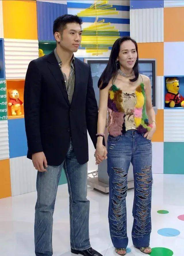 "奇葩富婆"许纯美:5婚5离,找3任小鲜肉,每月给5万零花钱