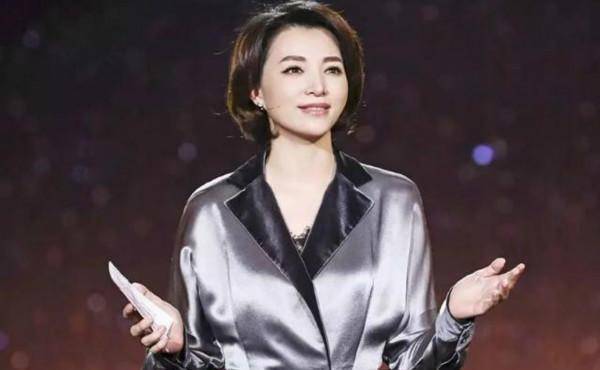 从小被父亲严格要求,37岁成为主持一姐,后嫁人做后妈表示很幸福_董卿