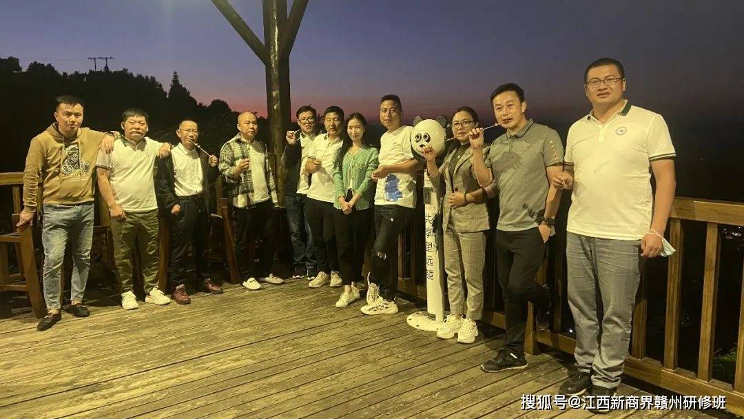 景点的龙南虔心小镇(同学联谊会荣誉会长,赣州1班副班长谢朗明企业)