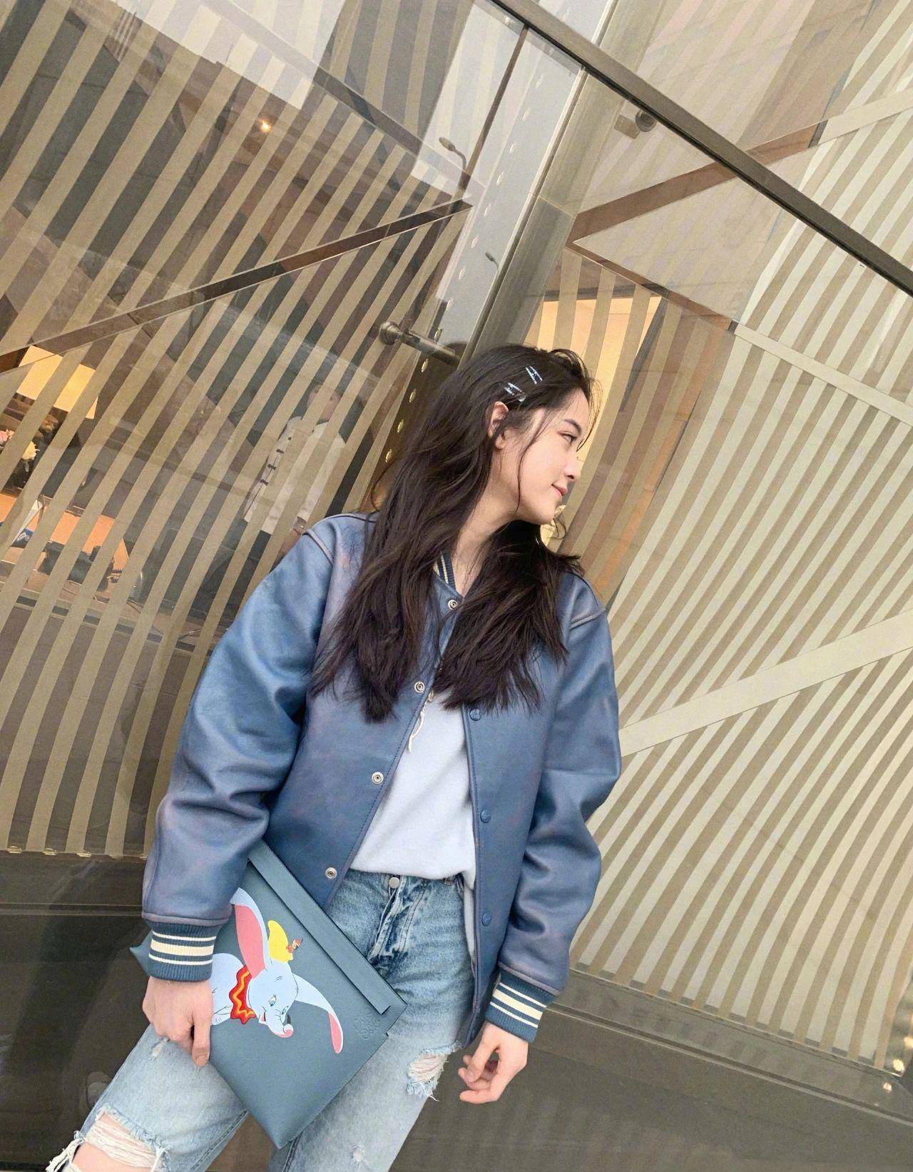 欧阳娜娜学生校服造型,梳留黑长直,像不像你学生时期的暗恋对象_卫衣