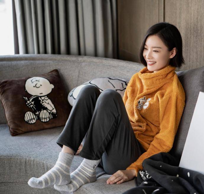 32岁倪妮在家营业真放得开,光脚穿200块睡衣睡裤坐沙发,真不愁嫁_外套