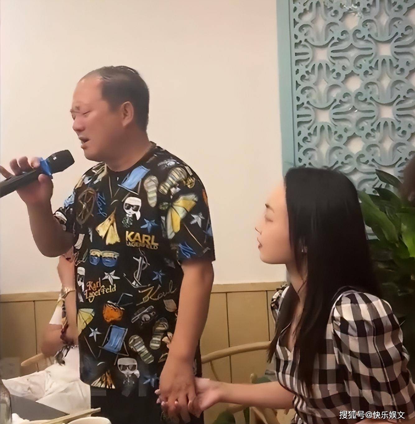 可是,唐鑑軍在出名之後,竟然選擇與原配妻子離婚,並且與年輕女性十指