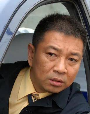 演员周小斌:心疼妻子当全职太太,钱都归她管,如今他还好吗?