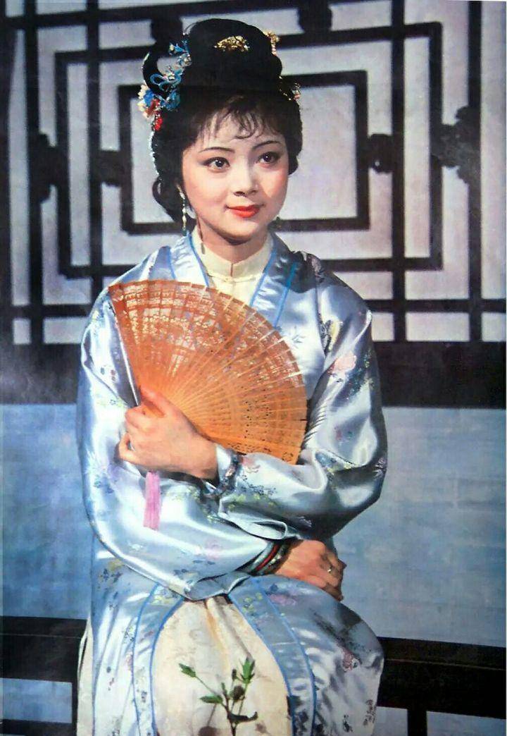 红楼梦薛宝钗张莉晒近照,容貌变化大似网红脸,如今55岁依然单身_风景
