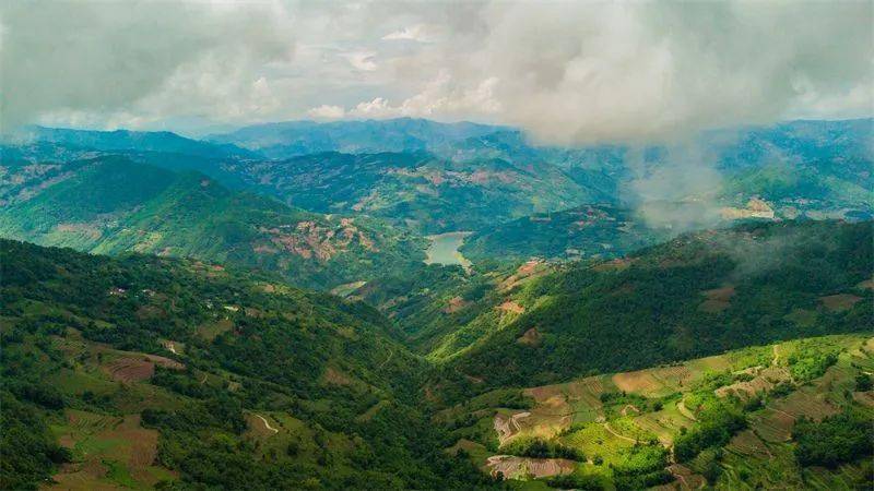 墨江龙潭秋日云海美如画_群山_山势_云雾