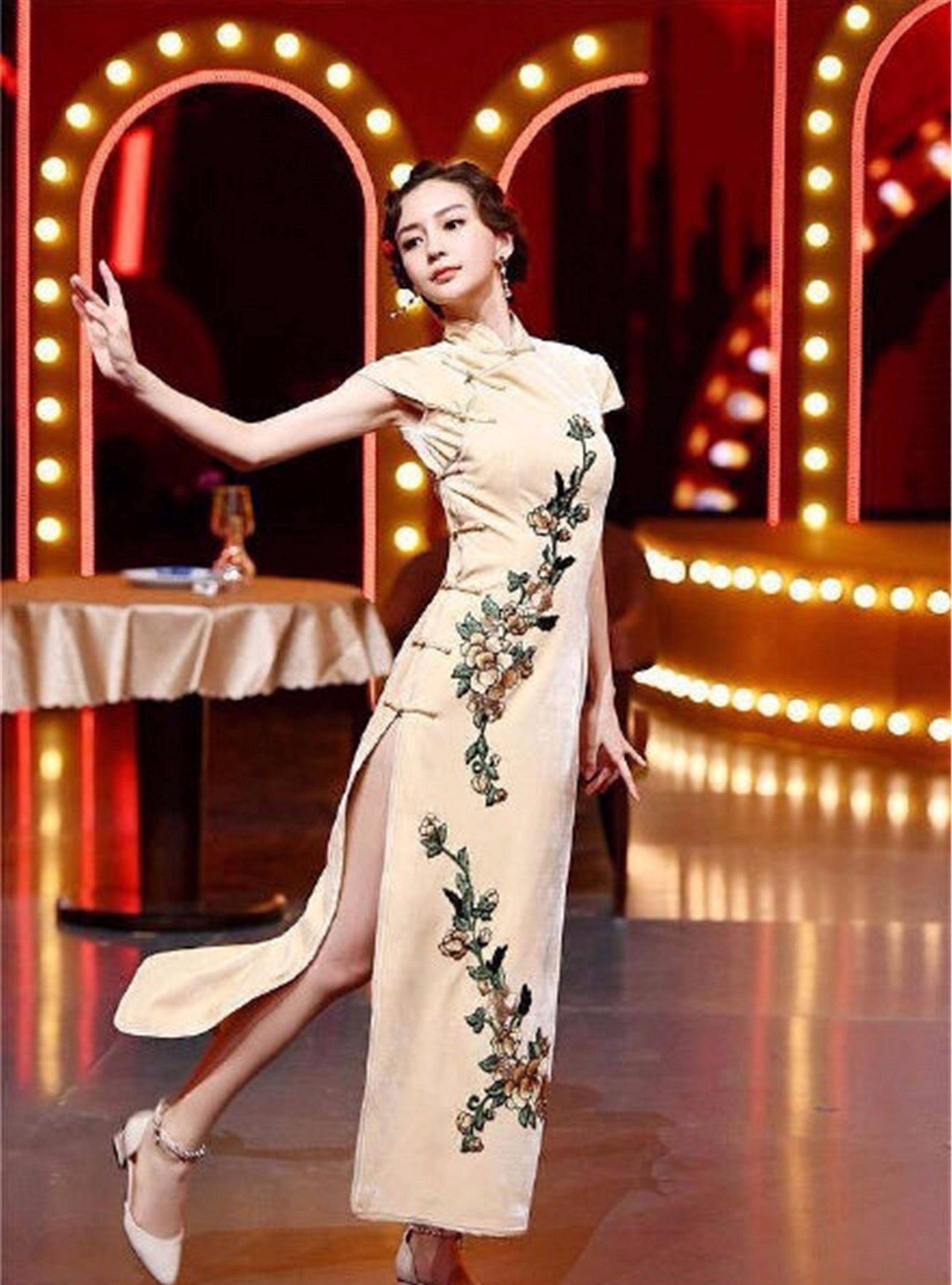 23岁关晓彤和31岁杨颖同挑战旗袍造型,美得各有千秋,你更喜欢谁_气质