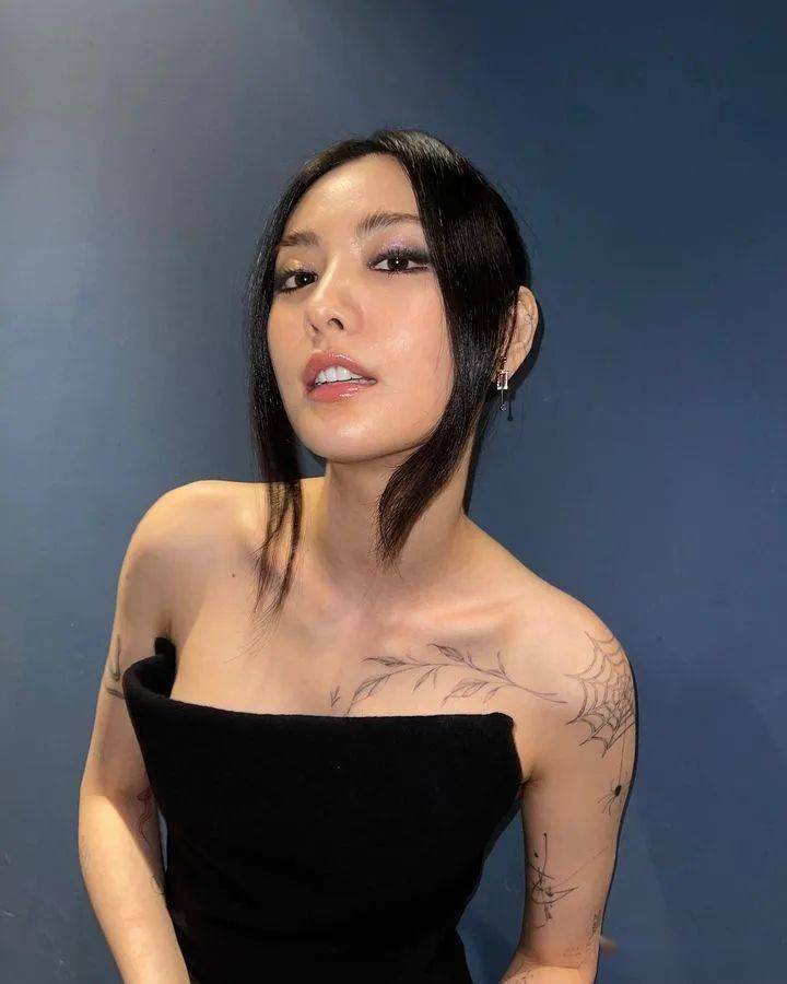 林珍娜nana,炫耀后背纹身,遭网友吐槽:"太过杂乱,限制戏路"_时尚_黑色