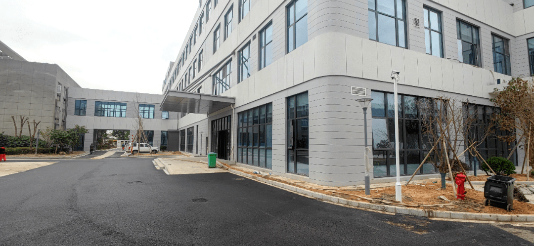 宁海县第三医院扩建工程位于西店镇,在现有医院南面进行扩建.