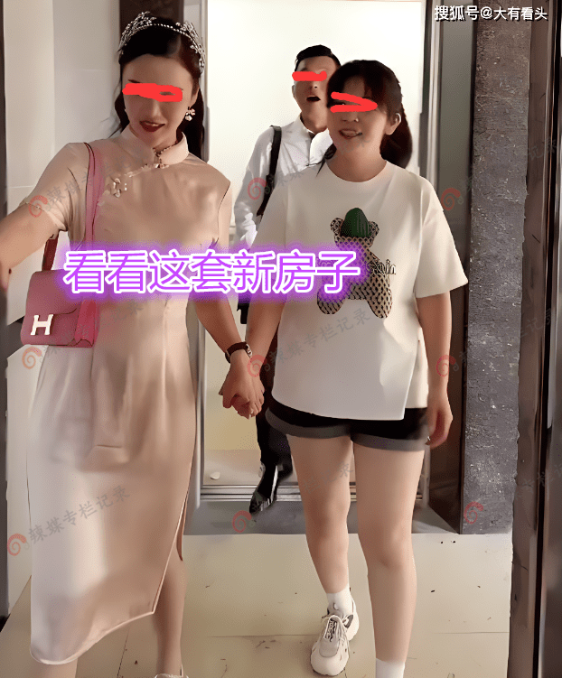 富婆把月嫂当“家人”，送给她3室2厅，网友：想当网红出来带货