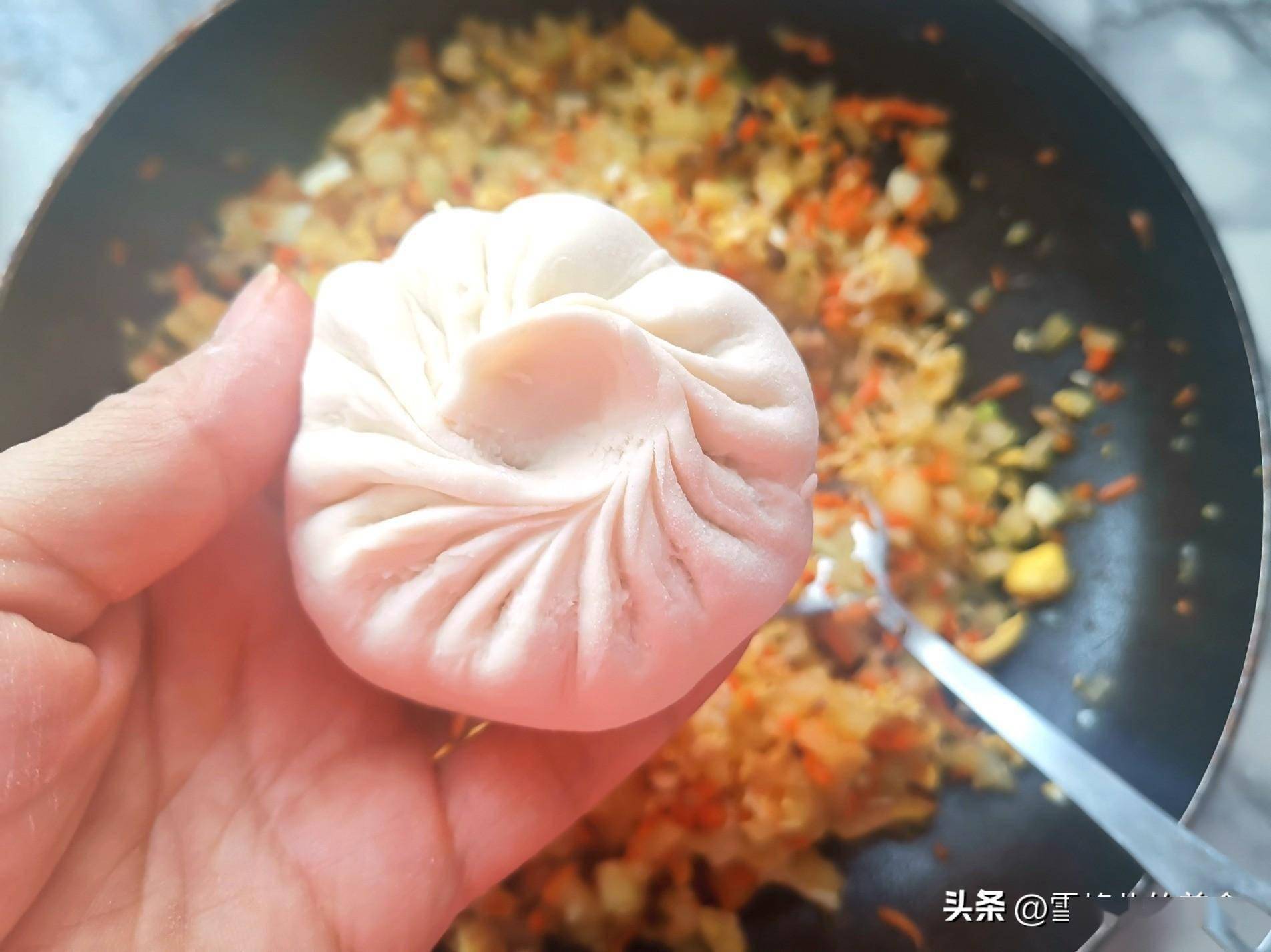 秋冬蒸包子,韭菜芹菜靠邊站,用它包清香好吃不上火,比肉餡鮮香_冬瓜