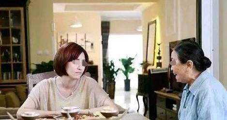 哥哥和女友领证没几天，妈妈听了亲家的话后，哭着求哥哥离婚